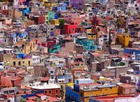 fotografía de asentamientos urbanos aglomerados y coloridos