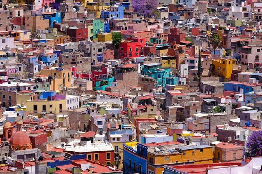 fotografía de asentamientos urbanos aglomerados y coloridos