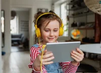 imagen de un niño viendo un ipad