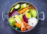 Fotografía de una olla con verduras en caldo