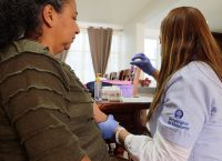 imagen de una persona recibiendo la vacuna