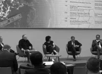 Cinco personas discuten en un panel temas relevantes