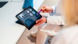 fotografía de una tablet con información médica
