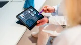 fotografía de una tablet con información médica
